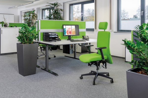 Der Bioswing 360 Bürostuhl in einem Büro mit Arbeitstisch