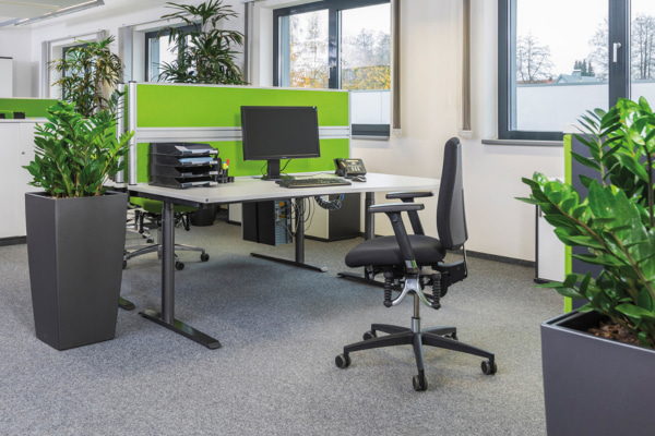 Der Bioswing 260 Bürostuhl in einem Büro mit Arbeitstisch